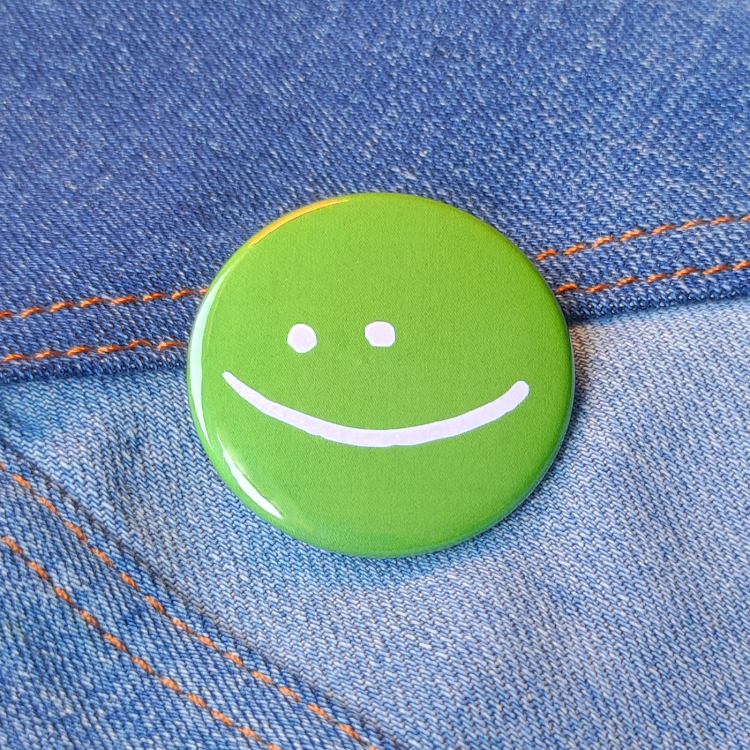 Ansteckbutton Smiley grün auf Jeans